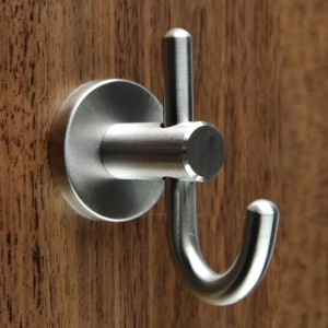 SOTECH Garderobenhaken EVITA, klein, aus gebürstetem Edelstahl mit zwei Haken, an Holzwand.