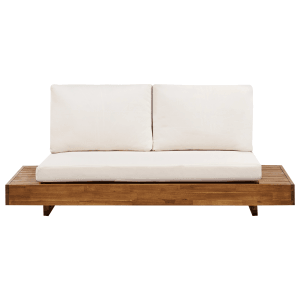 Beliani Gartensofa aus Akazienholz in hellem Holzfarbton mit weißen Kissen.