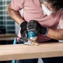 Handwerker sägt Holz mit Bosch Expert Stichsägeblatt T308BP für ausrissfreie Schnitte.