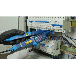 Pancontrol Spannungsprüfer PAN MV-1000A im Einsatz an Sicherungskasten. Messwerkzeug mit LED Anzeige.