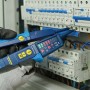 Pancontrol Spannungsprüfer PAN MV-1000A im Einsatz an Sicherungskasten. Messwerkzeug mit LED Anzeige.