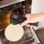 Bosch UniversalTemp Infrarot-Thermometer misst Temperatur eines Pizzasteins im Ofen.
