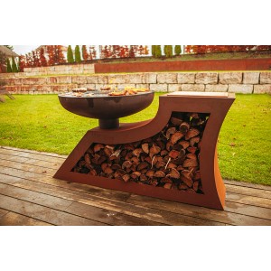 Ferrum Art Design Feuerstelle L-Form Rost mit Holzscheiten im Garten.