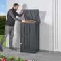 Floraworld Paketbox aus Stahl, abschließbar, anthrazit, mit Mann beim Einlegen eines Pakets.