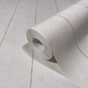Beige Vliestapete mit Streifenmuster von Marburg, Rolle teilweise aufgerollt.