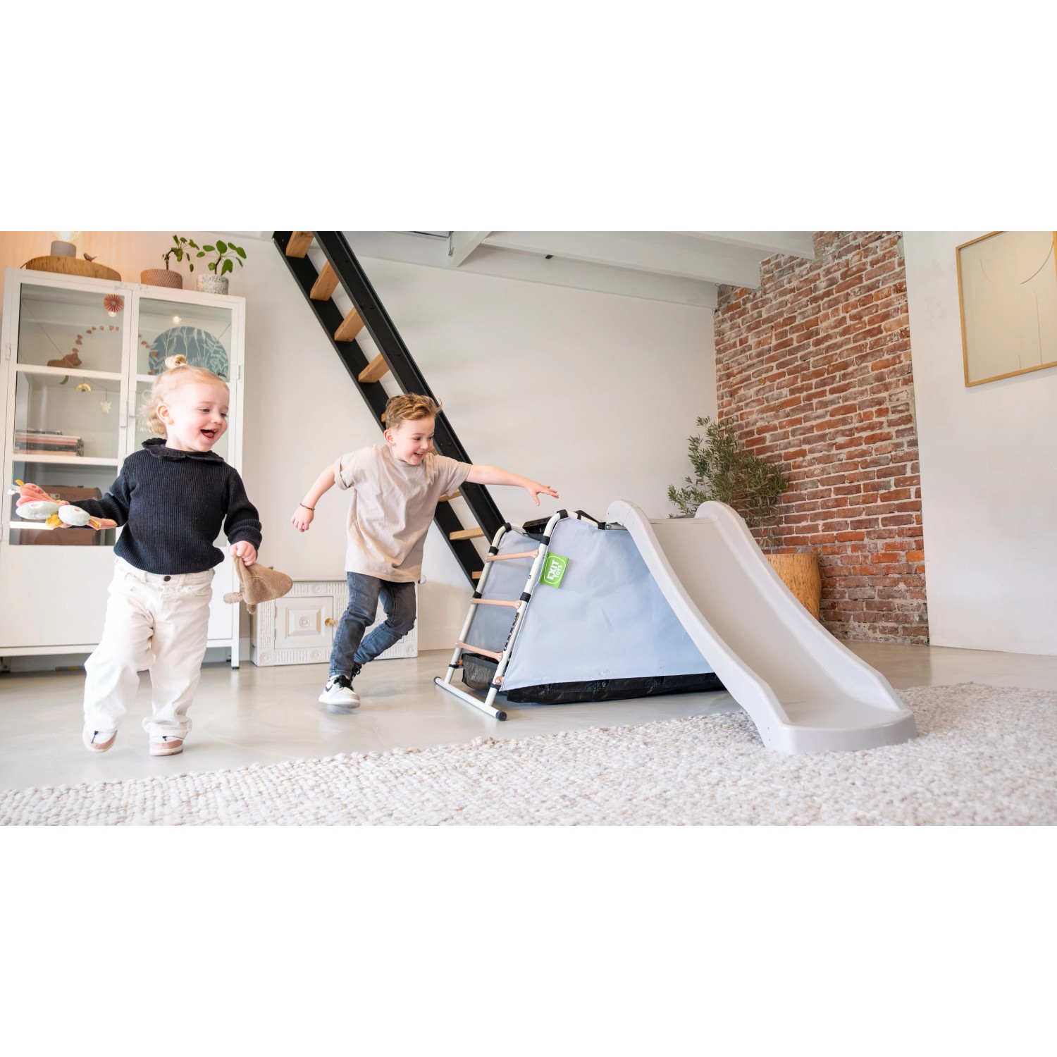 Exit Spielgerät My First Multiplay mit Rutsche und Spielzelt für Kleinkinder im Innenraum.