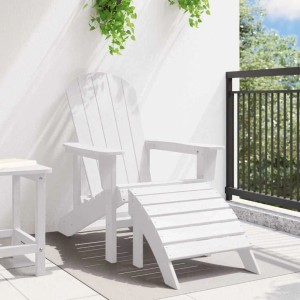 Weißer vidaXL Adirondack-Stuhl aus HDPE mit passender Fußstütze auf einem Balkon. Bequemer Gartenstuhl für Terrasse & Outdoor.