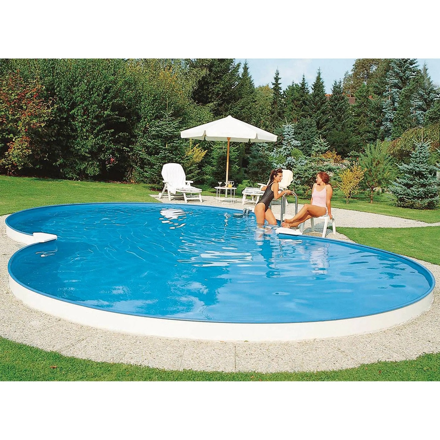 Summer Fun Stahlwandpool Calypso Achtform im Garten mit Badegästen und Gartenmöbeln.