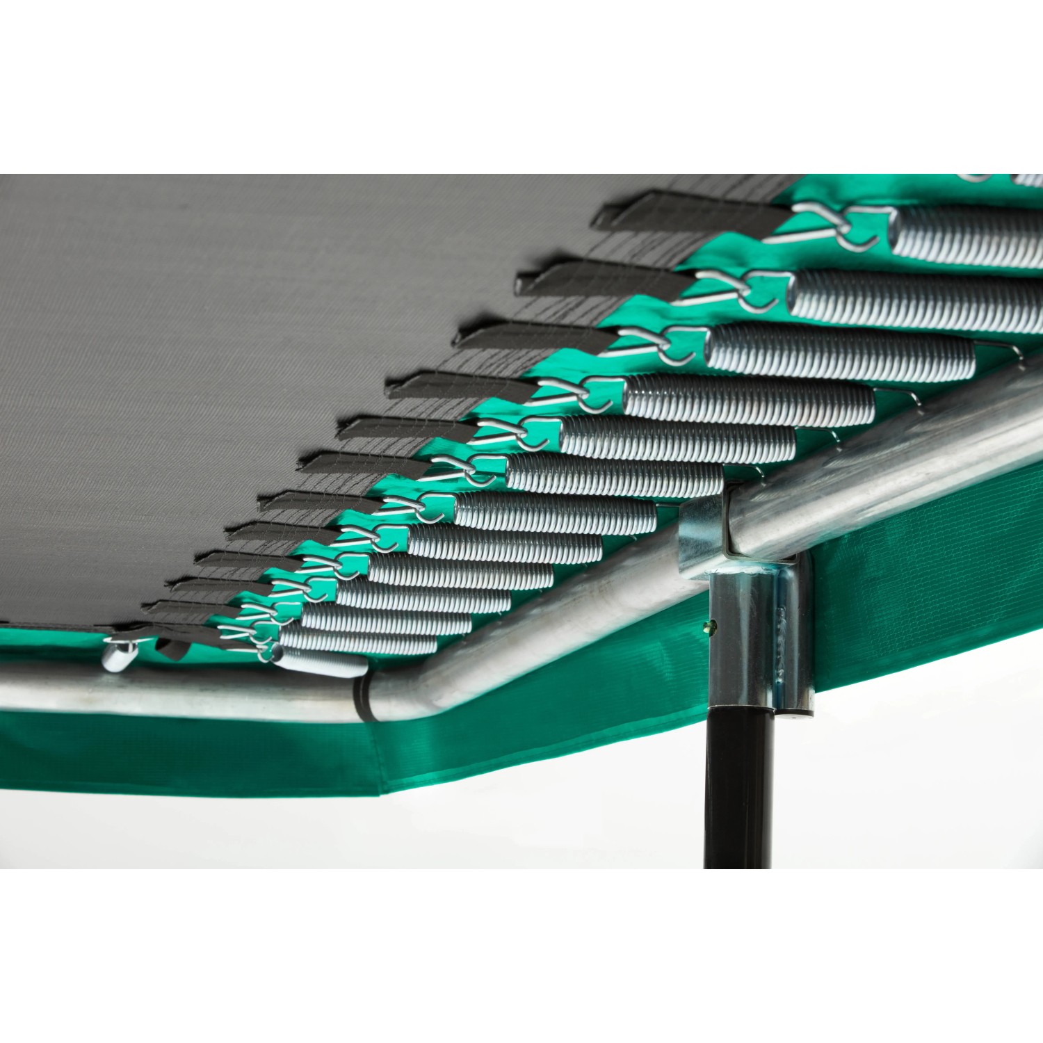 Detailaufnahme Federn und Rahmen des grünen Salta Comfort Trampolins 305x214 cm.