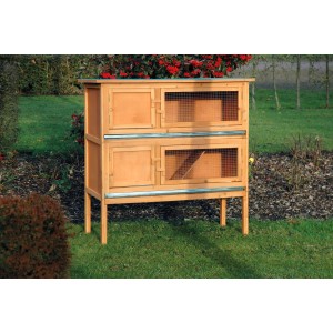 Dobar Kleintierstall aus Holz mit 2 Etagen, Fronttüren und Gitterfenstern im Garten.