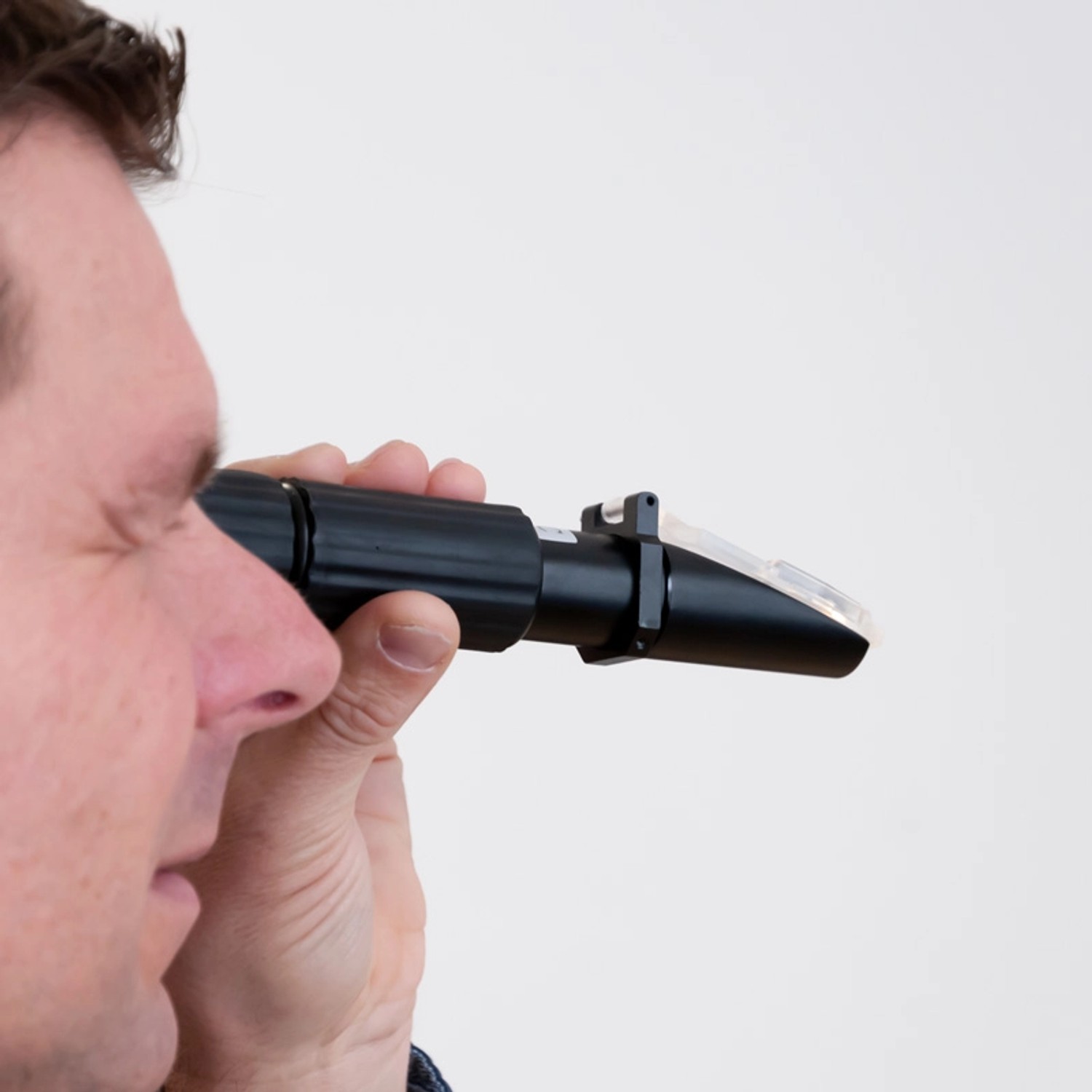 Anwender prüft mit dem PCE Instruments Brix Refraktometer 032 LED eine Flüssigkeit.