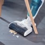 Leifheit Akku-Saugwischer Regulus Aqua PowerVac in Aktion, reinigt Krümel auf Fliesenboden.