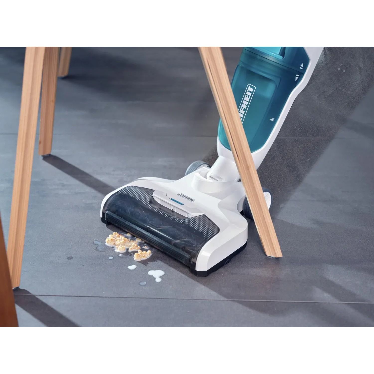 Leifheit Akku-Saugwischer Regulus Aqua PowerVac in Aktion, reinigt Krümel auf Fliesenboden.