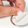 Magnetpad (Ø 7cm) zur Rauchmelder-Befestigung: Schutzfolie wird abgezogen.
