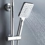 Quadratisches Edelstahl Duschsystem mit Regendusche im Betrieb.