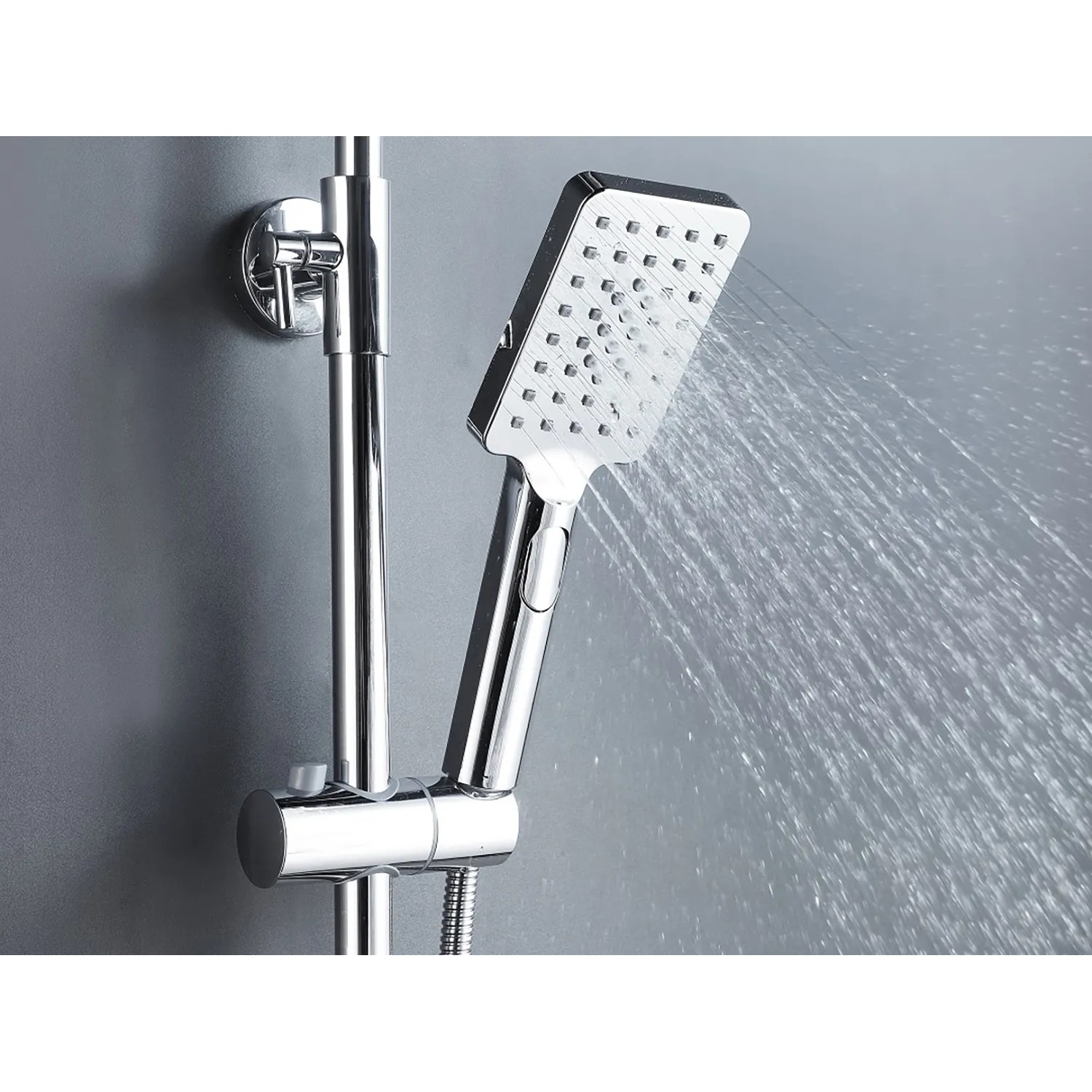Quadratisches Edelstahl Duschsystem mit Regendusche im Betrieb.