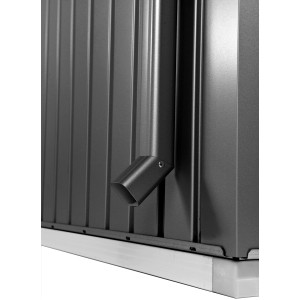 Biohort Regenfallrohrset zu AvantGarde, dunkelgrau-metallic, am Gartenhaus montiert.