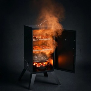 Schwarzer Relaxdays Smoker aus Stahl mit offener Tür. Fleisch und Fisch räuchern auf 2 Ebenen, Rauch steigt auf.