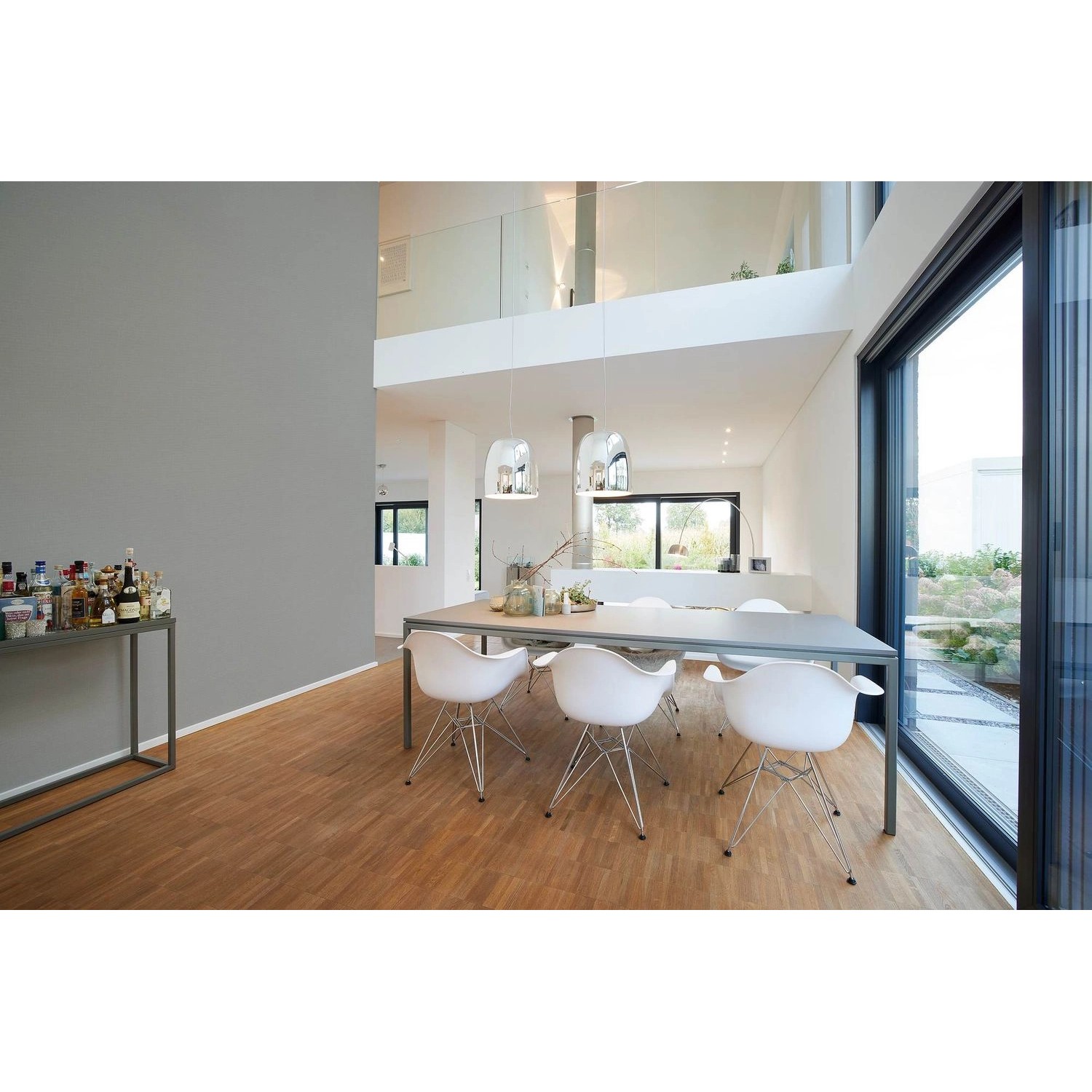 Graue Uni-Tapete in Textiloptik von Profhome im modernen Wohnraum.