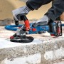 Bosch Professional Akku-Betonschleifer GBR 18V-15 S im Einsatz auf Beton.