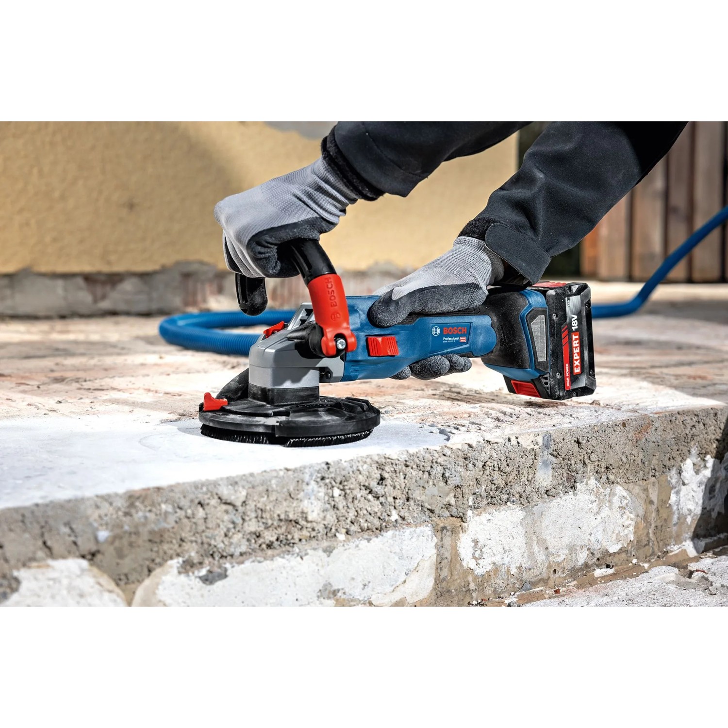 Bosch Professional Akku-Betonschleifer GBR 18V-15 S im Einsatz auf Beton.
