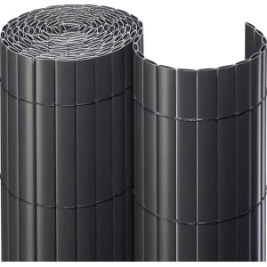 Anthrazitfarbene PVC Sichtschutzmatte, 200x300 cm, aufgerollt.