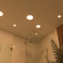 Bad mit Paulmann LED-Einbaupanel Veluna, runden Einbaustrahlern mit warmweißem Licht.