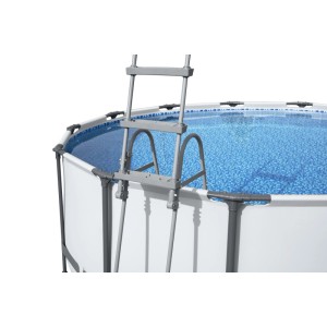 Bestway Sicherheitsleiter 107 cm am Pool. Graue Poolleiter mit hochklappbarem Einstieg.