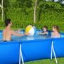Blauer Bestway Stahlrahmenpool Steel Pro mit Familie und Wasserball im Garten.
