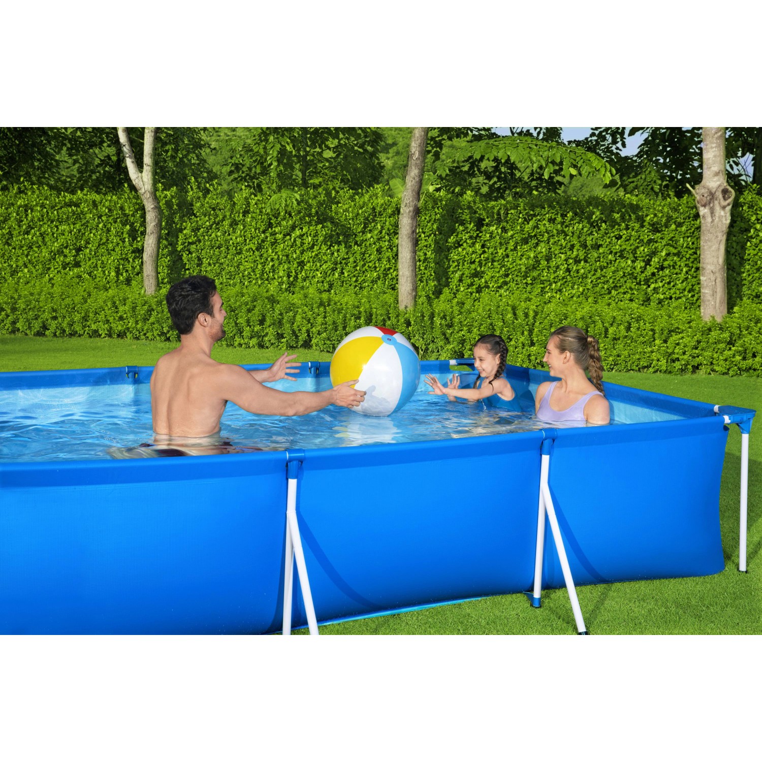 Blauer Bestway Stahlrahmenpool Steel Pro mit Familie und Wasserball im Garten.