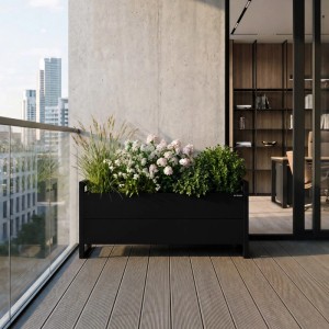 Schwarzer, rechteckiger, niedriger Metall-Blumenkübel MARGARET auf modernem Balkon mit blühenden Pflanzen. Für Terrasse & Garten.