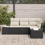 Schwarzes 4-teiliges Garten-Sofa-Set aus Poly Rattan von vidaXL mit hellen Kissen.