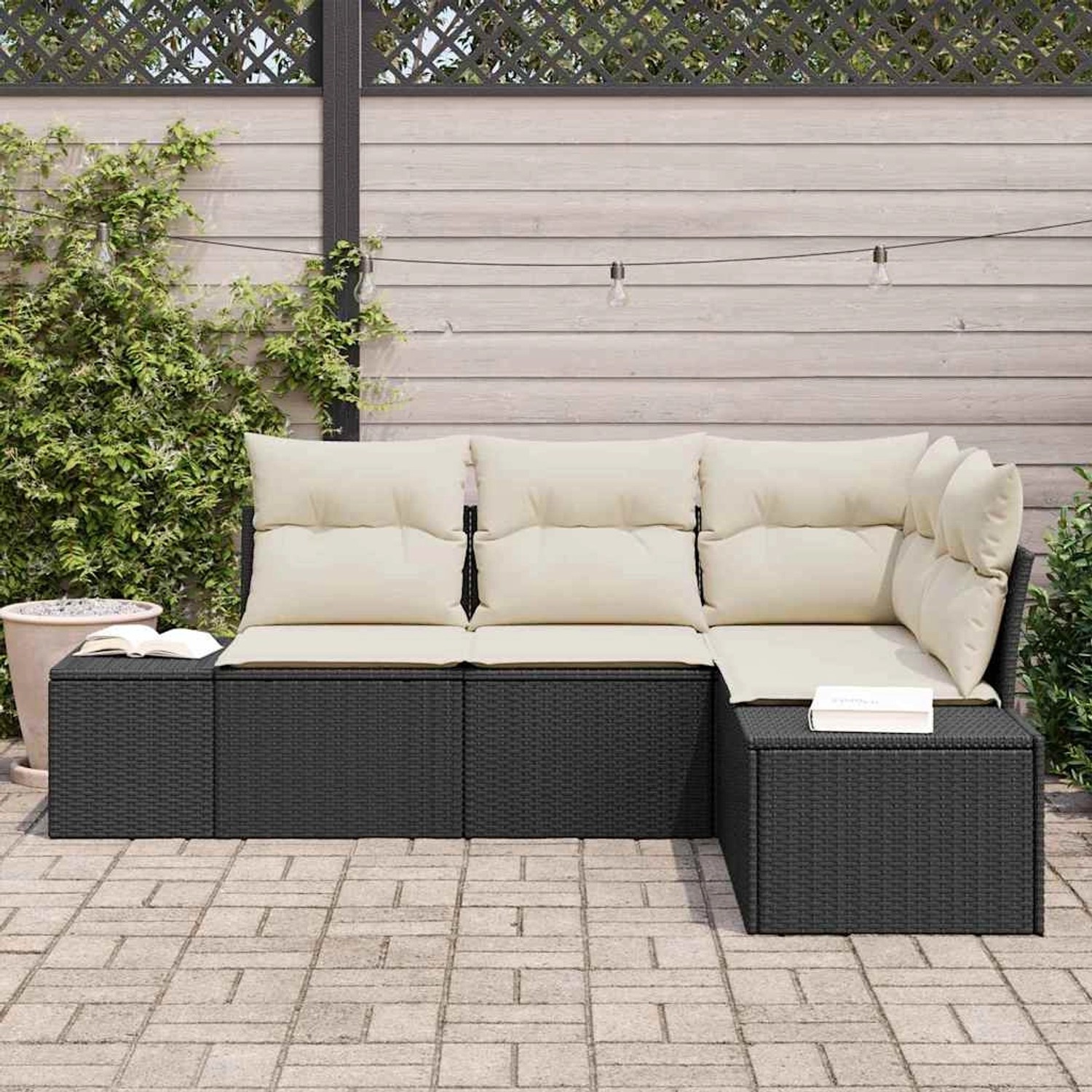 Schwarzes 4-teiliges Garten-Sofa-Set aus Poly Rattan von vidaXL mit hellen Kissen.