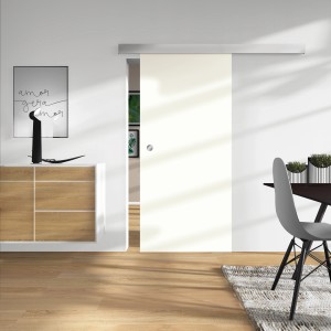 Weiße Holzschiebetür (2060x940x40 mm) mit silberner Laufschiene in modernem Wohnraum.