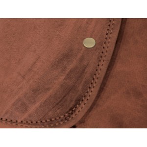 Detailaufnahme einer grauen Hohlniete (3 mm) auf braunem Leder, ideal zur Textildekoration.