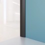 Schwarzes Aurlane Abschlussprofil aus Aluminium für Duschrückwände, elegant in einer Ecke montiert.