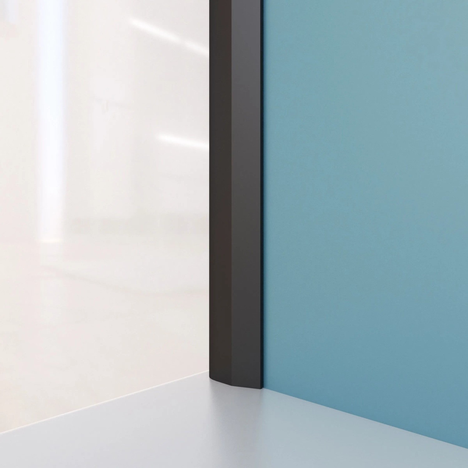 Schwarzes Aurlane Abschlussprofil aus Aluminium für Duschrückwände, elegant in einer Ecke montiert.