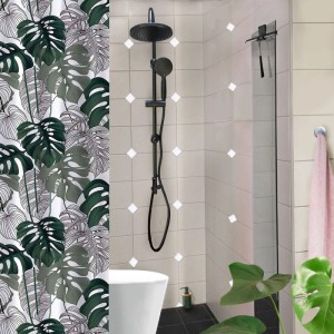 Schwarzes Euroshowers Duschsystem mit 100 cm hoher Brausestange, schwenkbarer Kopfbrause und Handbrause mit 3 Strahlarten im Bad.