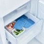 Rotho Domino Gefrierdosen-Set, 4-teilig, horizontblau, im Gefrierschrank mit Lebensmitteln.