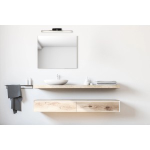 Moderne LED-Spiegelleuchte Vareta Chrom, 31,5 cm, im Badezimmer über einem Spiegel.