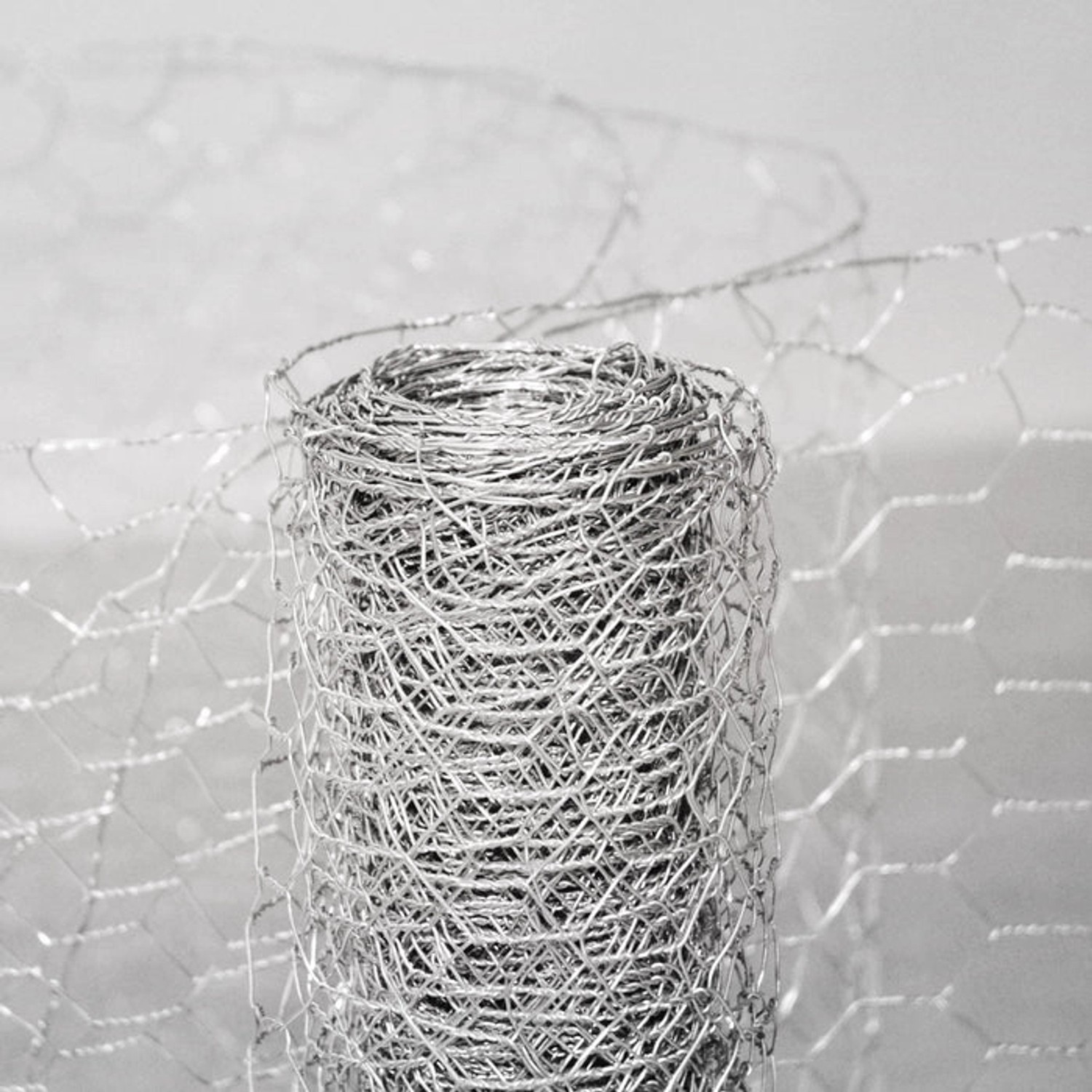 Aufgerollter, verzinkter Karat Drahtzaun (0,5x10m) mit sechseckigem Geflecht für Garten und Kleintiere.