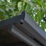 Detailansicht des grauen Canopia Carport Verona 5000 mit Aluminiumrahmen und Polycarbonat-Stegplatten.