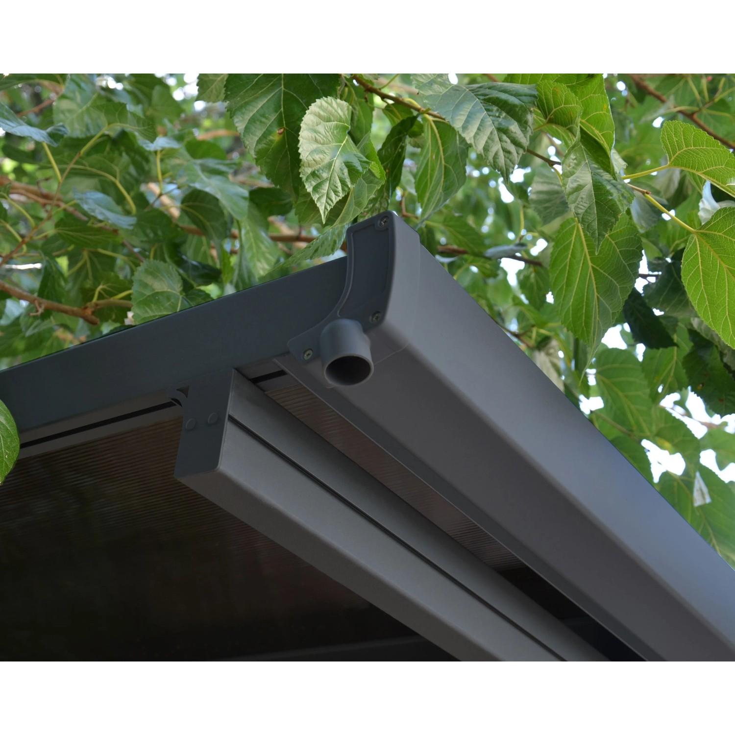 Detailansicht des grauen Canopia Carport Verona 5000 mit Aluminiumrahmen und Polycarbonat-Stegplatten.
