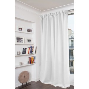 Weißer Moondream Verdunklungsvorhang mit Faltenband am Fenster, sorgt für Sonnenschutz.