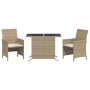 Beiges 3-tlg. Bistro-Set aus Poly Rattan mit Tisch und Stühlen inklusive cremefarbener Kissen.