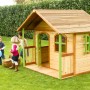 Axi Milan Spielhaus aus Holz in Braun und Grün mit Veranda und Kindern im Garten.