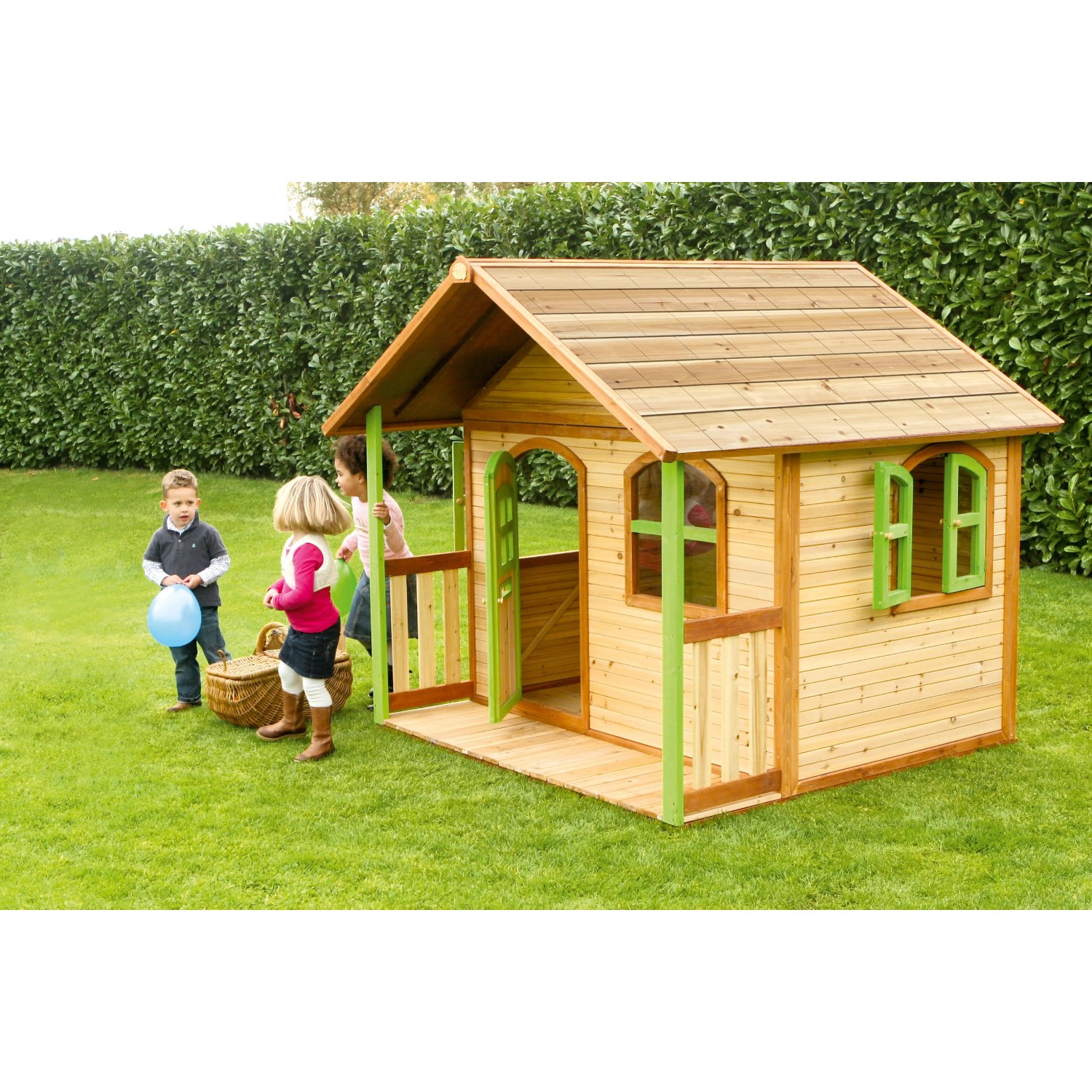 Axi Milan Spielhaus aus Holz in Braun und Grün mit Veranda und Kindern im Garten.