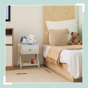 Relaxdays Kindernachttisch weiß/natur aus Holz mit Schublade und X-Beinen, neben Bett im Kinderzimmer.