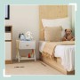 Relaxdays Kindernachttisch weiß/natur aus Holz mit Schublade und X-Beinen, neben Bett im Kinderzimmer.