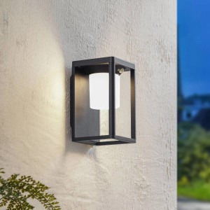Moderne Lucande LED Solar-Wandleuchte Tilena mit Bewegungsmelder, Aluminium schwarz, für den Außenbereich.